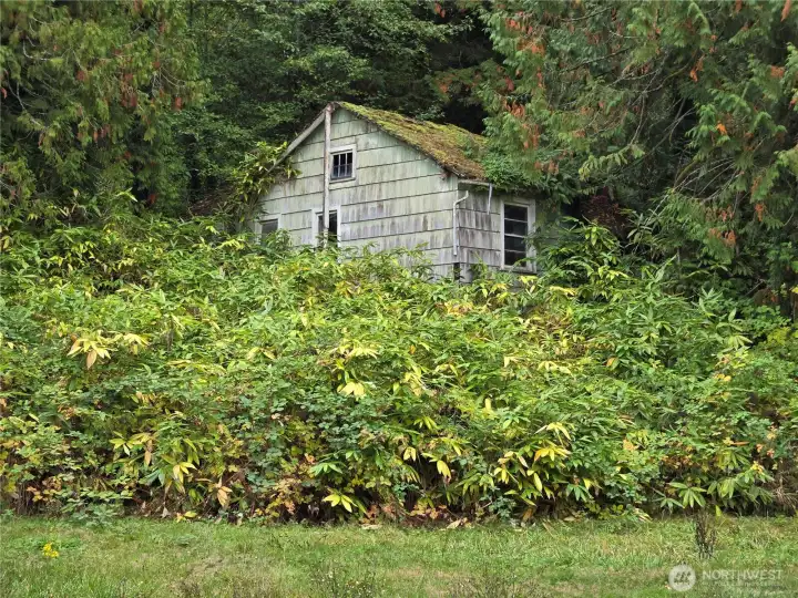 House to rebuild or fix up on existing footprint