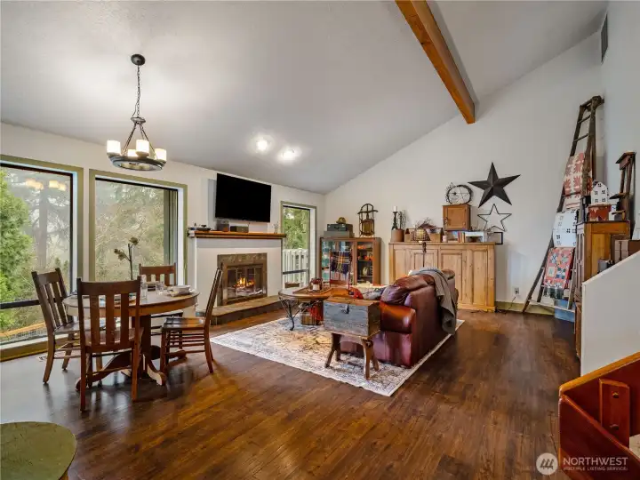 The living room is made for cozying up in front of the fire place, have a lovely dinner or just mill around with guests.