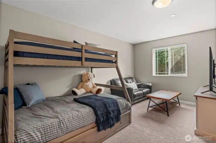 Whether you require a quiet executive suite, a guest bedroom, or a creative studio, this bright and airy room delivers endless possibilities fit with a walk-in closet.