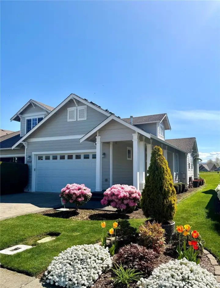 Welcome Home to 2008 Greenview Lane in Lynden!