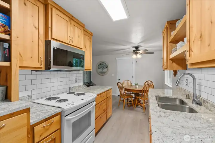 Designed for both daily living and entertaining, the kitchen offers clean, modern appeal Designed for both daily living and entertaining, the kitchen offers clean, modern appeal