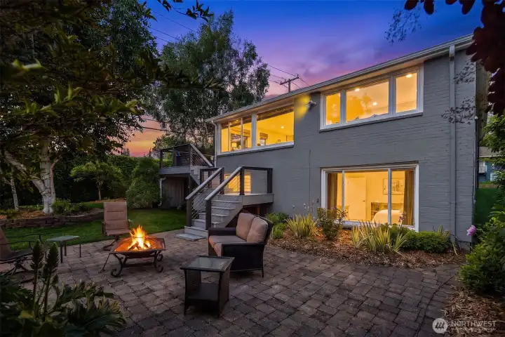 Beautiful backyard - great for relaxing by the fire