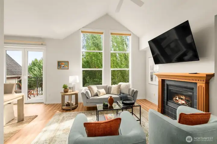 Vaulted Ceilings & Brand New flooring!