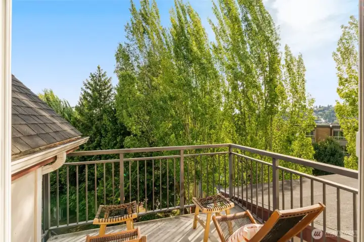 Lovely top floor deck!