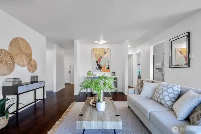 Light-filled living room, very spacious.