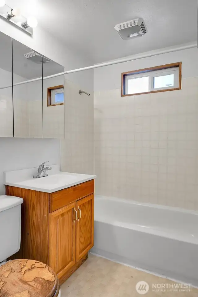 Full bath between the two bedrooms.