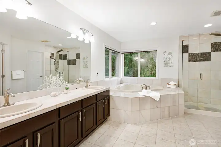 Luxurious en-suite 5-piece bath.