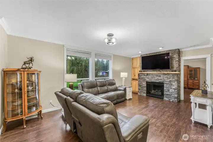 New wood laminate flooring and professionally finished mill work