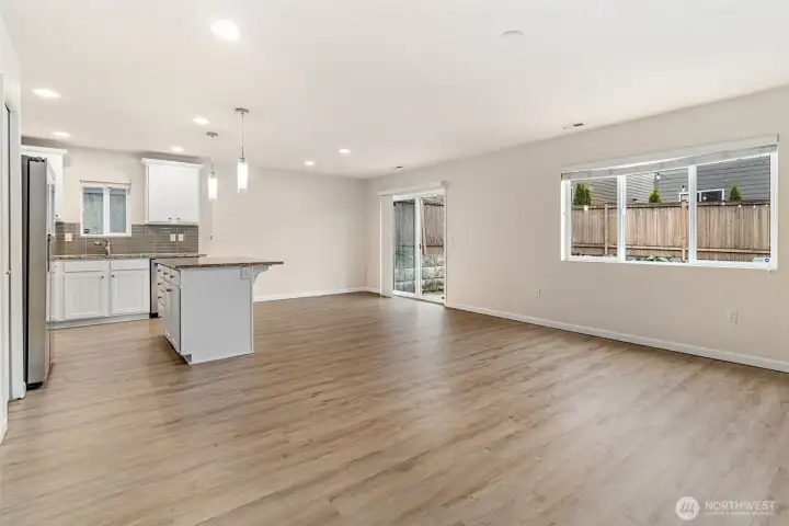 Kitchen w/eat-in space