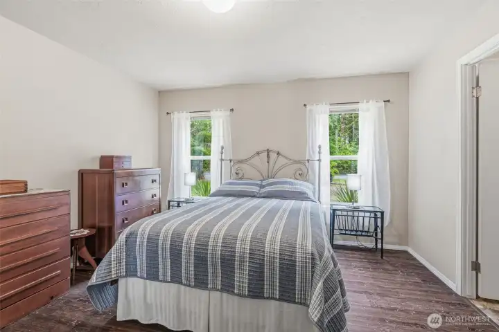 Relaxing primary bedroom w/ensuite bath.