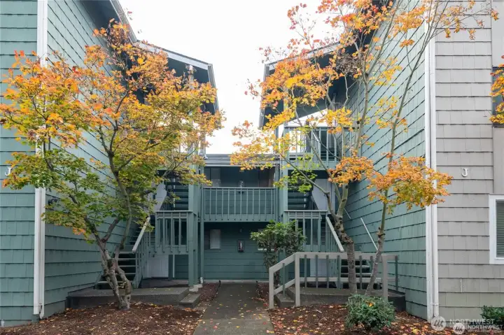 Ground-floor unit conveniently located just steps from the community cabana, pool, sauna, and other community amenities. Bye the Green is a Gated Community conveniently located to commuter routes and other local amenities.