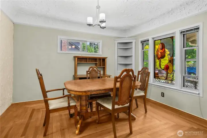 So much natural light in this room
