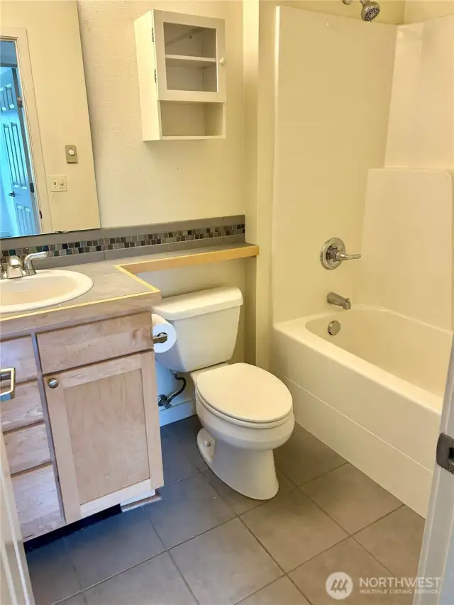 Full bath in main living area