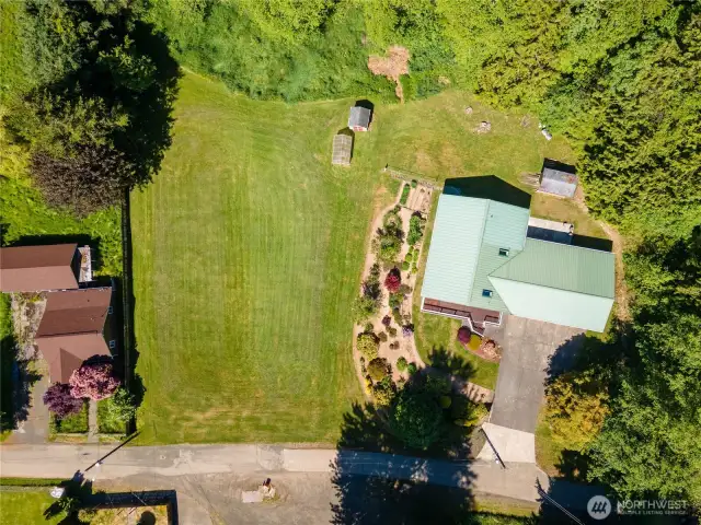 Side yard could be subdivided, possibly built on