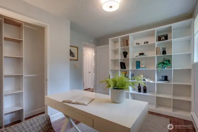 Bedroom 3 w/built-ins