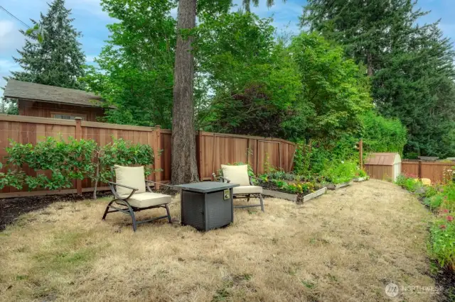 Upper level area in terraced yard