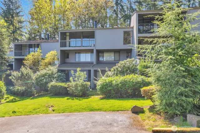 Sixty 01 building condo complex, 3 lakes, tennis court, swimming pool, gym, and beautiful lake settings.