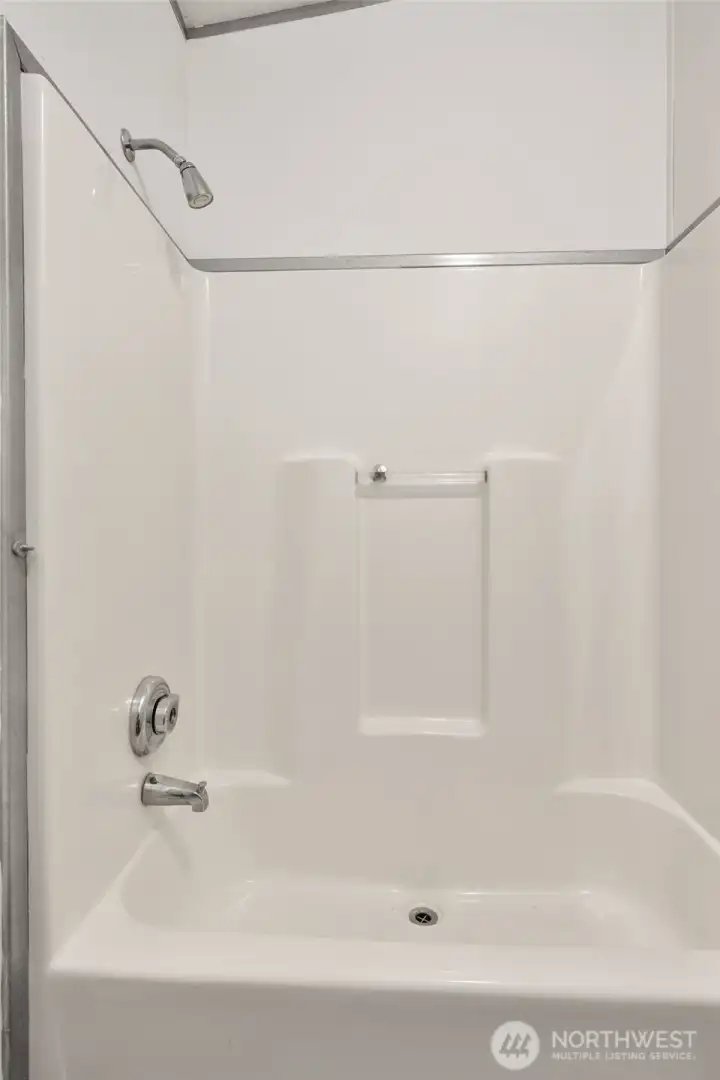 Full shared bathroom there in the hall.