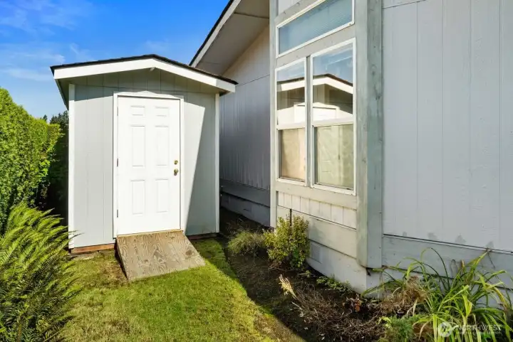 Bonus outbuilding!