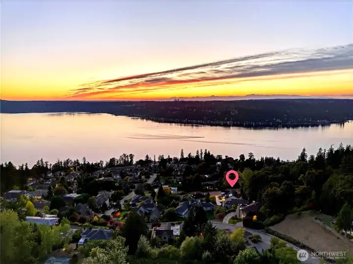 House looks out to Lake Sammamish