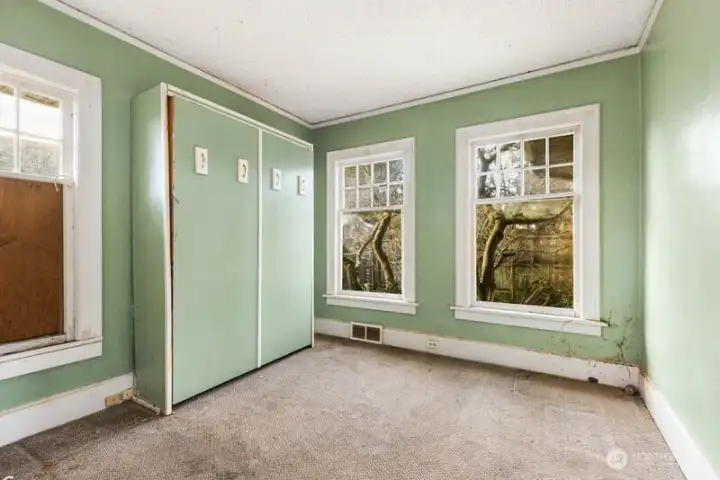 Upstairs 2nd bedroom.