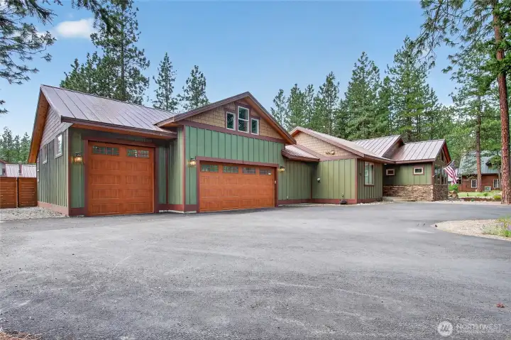3 Car garage w oversized door on 1 bay