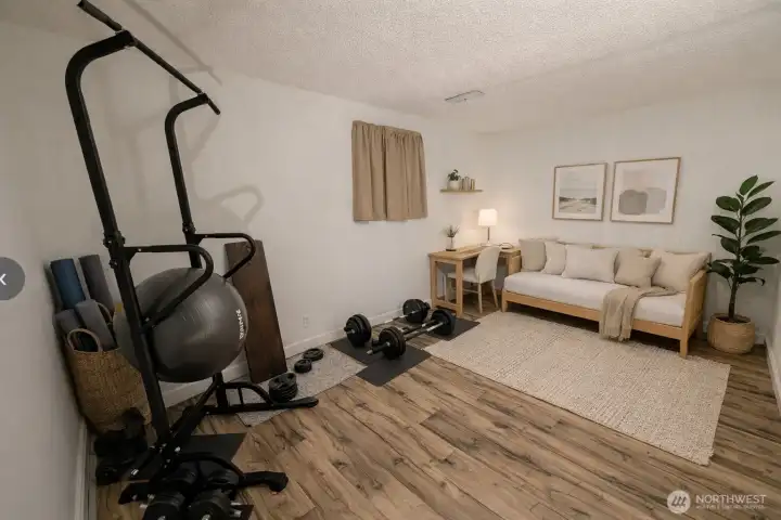 Bonus flex room (virtually staged)