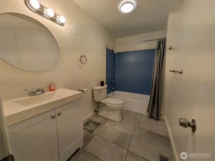 Main level full bath