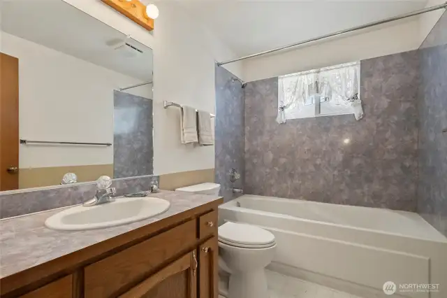 Upstairs full bathroom.