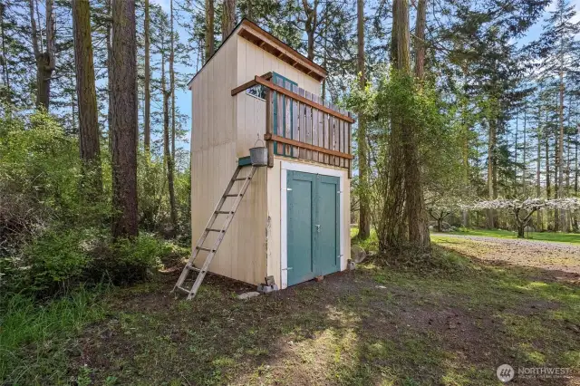 How fun is this? There's a fort above the storage shed!
