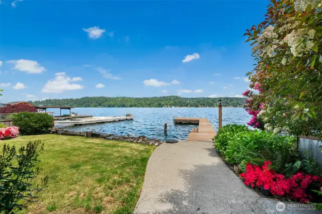 Expansive views of Mt Rainier & the Cascade Mountains, St Edwards St Park to the east & both ends of Lake Washington
