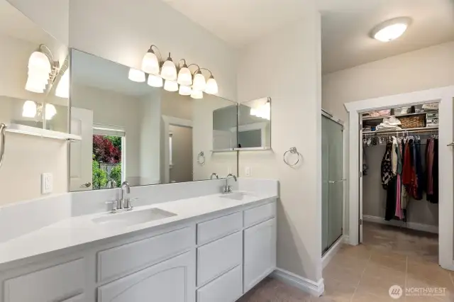 Big soaking bath tub and walk in closet