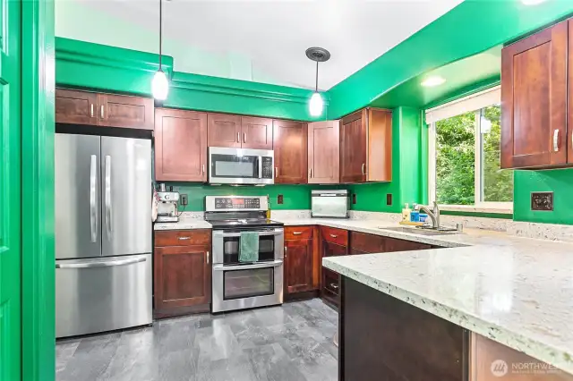 Lots of space to move around in. Great counterspace for preparing meals. The bar style counter top allow casual eating as well as an easy way to be in a shared space while cooking.
