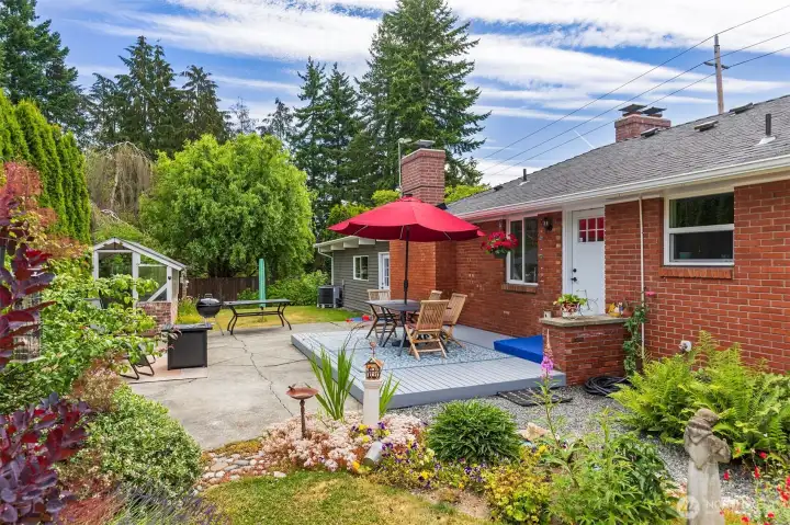 Mature landscaping with garden potential