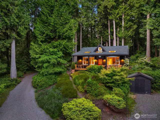 This charming guest cottage offers fully-independent living (including full kitchen and laundry facilities) and has its own circular parking area adjacent to its stair-free covered back entry porch. Here, we see the elevated front deck.