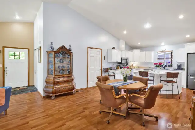 The open plan allows you to spread out whether you are hosting a gathering around the table or a more casual affair.