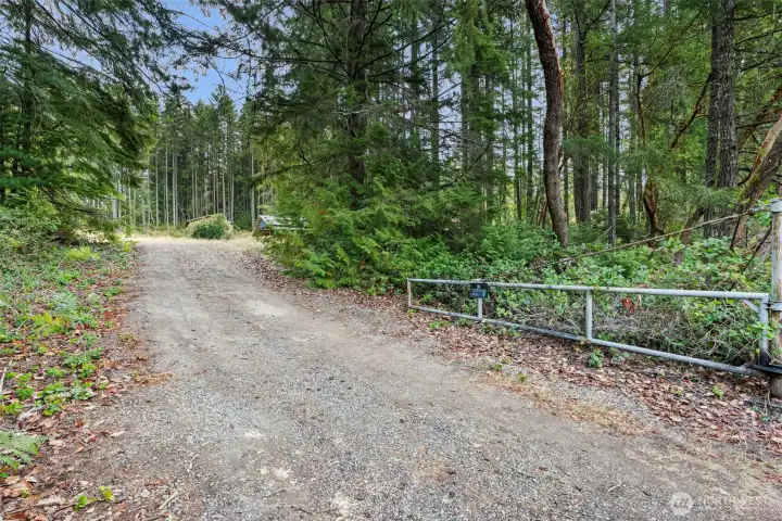 Entrance off Fagerud Road.