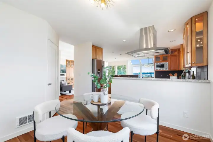 Spacious eating area or additional living room