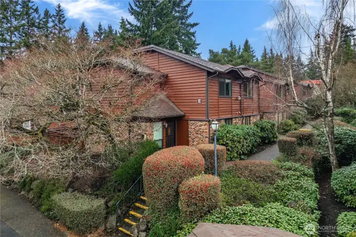 A charming two-level townhome-style condo offers effortless access to Microsoft, SR-520, Downtown Bellevue, and nearby light rail stations