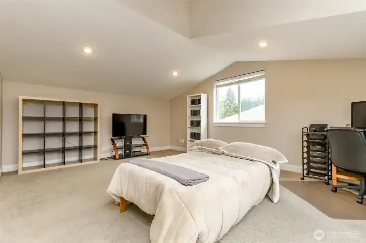 Huge bonus room - you will love it!