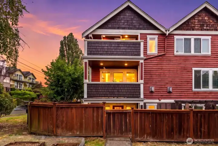 Welcome home to this charming townhome in Magnolia. The ultimate location to recreation, downtown, Discovery Park, trails and more! Welcome home to this charming townhome in Magnolia. The ultimate location to recreation, downtown, Discovery Park, trails and more!