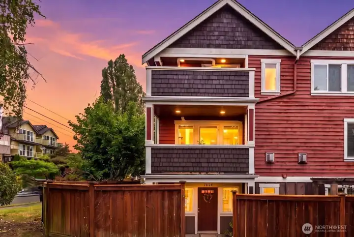 Welcome home to this charming townhome in Magnolia.  The ultimate location to recreation, downtown, Discovery Park, trails and more!
