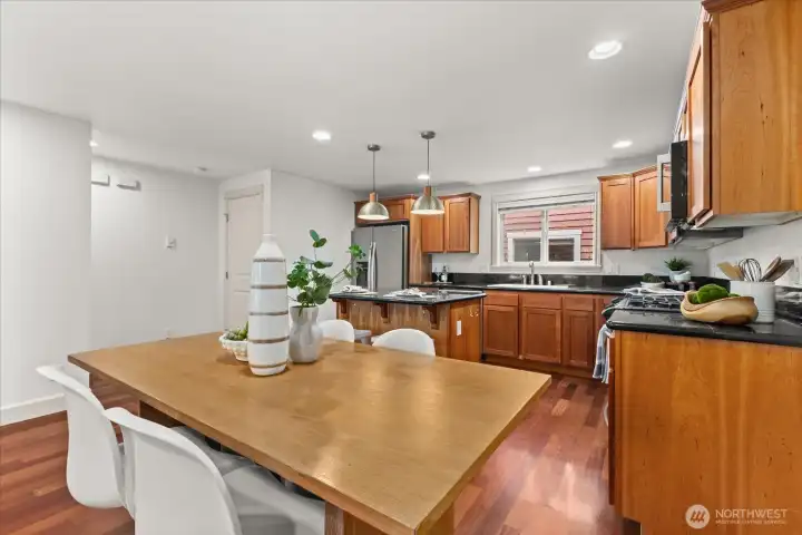 A full size dining table fits perfectly in this great room! A full size dining table fits perfectly in this great room!