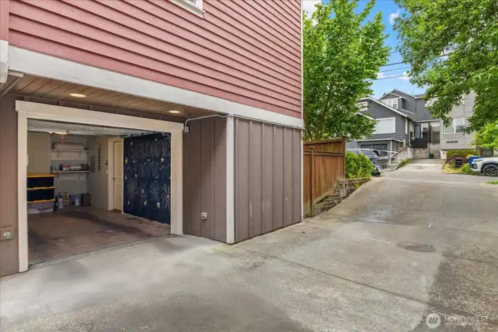 An easy to access parking garage! Hard to come by! An easy to access parking garage! Hard to come by!
