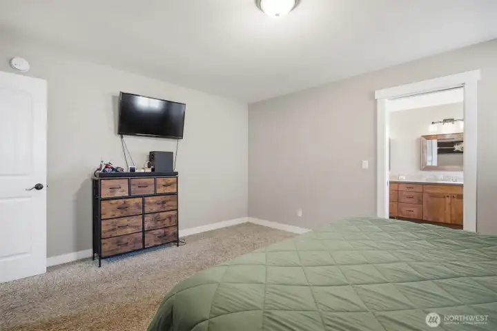 Primary bedroom with a ensuite.