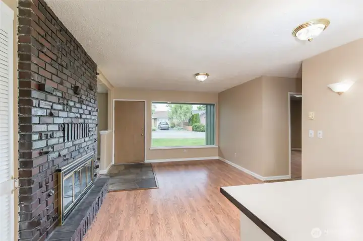 2-sided fireplace facing dining area
