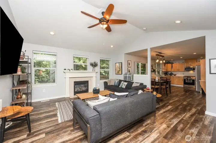Vaulted ceilings, gas fireplace, recessed lighting throughout. Overlooking nothing but green belt through those windows! Vaulted ceilings, gas fireplace, recessed lighting throughout. Overlooking nothing but green belt through those windows!