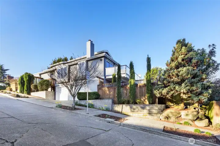 Welcome to this Tastefully updated NW Contemporary Home Welcome to this Tastefully updated NW Contemporary Home