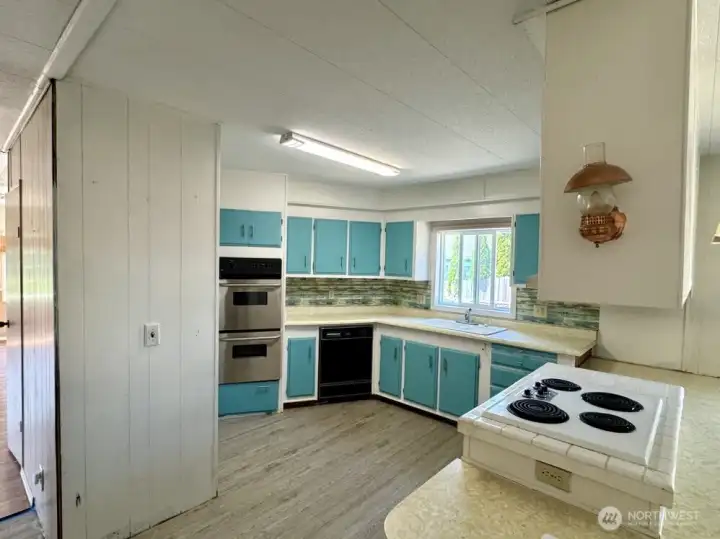 Kitchen with wrap around peninsula Kitchen with wrap around peninsula