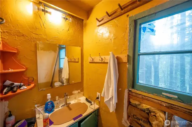 Cabin B Bathroom